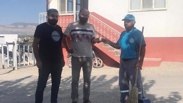 Temizlik işçisi bulduğu altınları sahibine teslim etti
