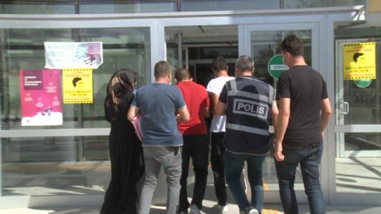 Darbettikleri kişinin parasını gasbeden 2 şüpheli, yakalandı
