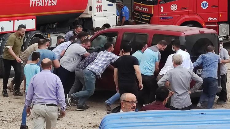 Bursa'da inanılmaz anlar! Onlarca kişi böyle yardım etti