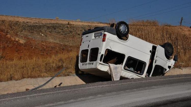 Takla atan minibüsteki 3 kişi, kazadan yara almadan kurtuldu
