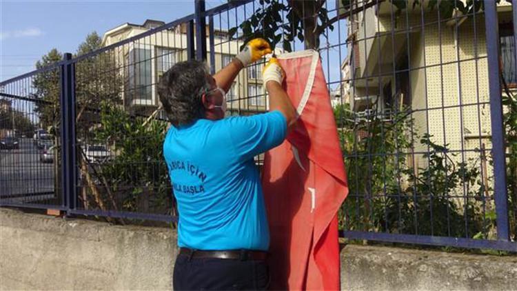 Çöpteki bayrağı çıkaran temizlik işçisine altın