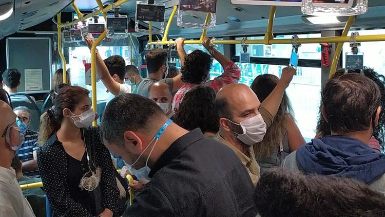 İstanbul'da metrobüste yine aynı manzara! Sosyal mesafesiz yolculuk...