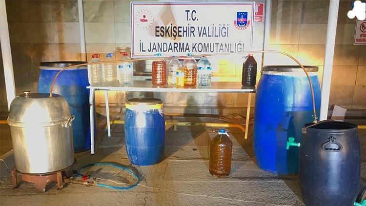Evinin bahçesinde kaçak alkol üretimi yapan şüpheli yakalandı