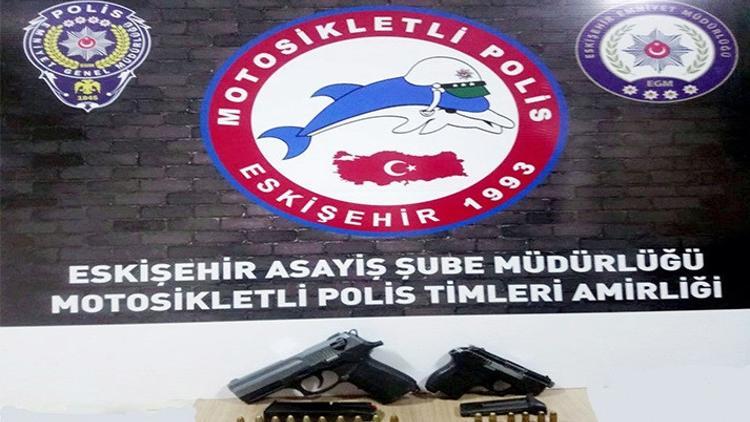 Yunus Timlerinin şüphelendikleri otomobilden ruhsatsız silahlar çıktı