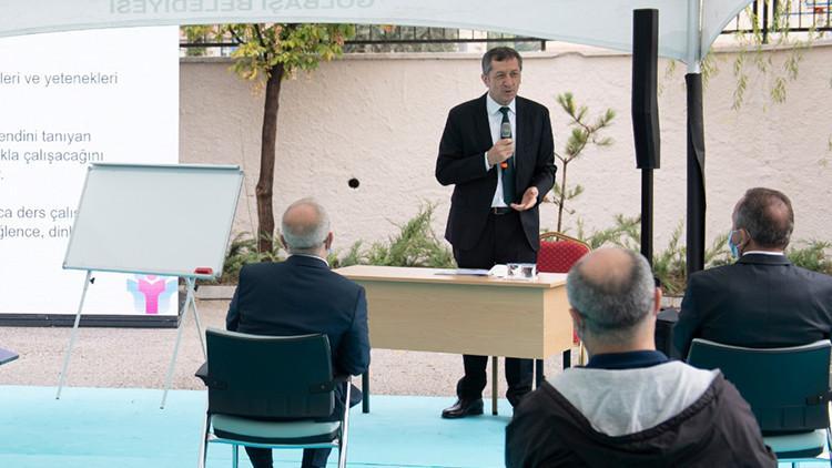 Bakan Selçuk'tan velilere 'Verimli Ders Çalışma Teknikleri' dersi
