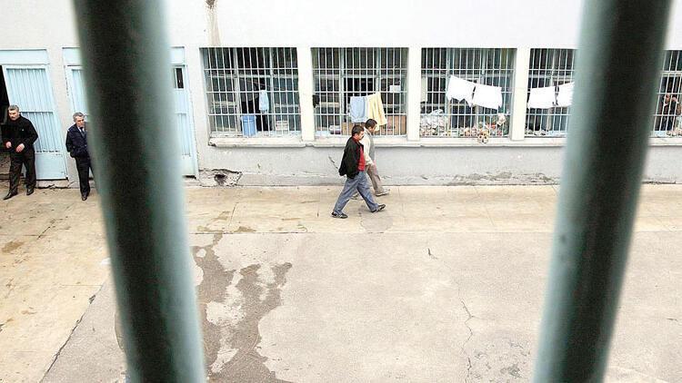 Açık cezaevlerindeki hükümlülerin Kovid-19 izin süreleri 2 ay daha uzatıldı