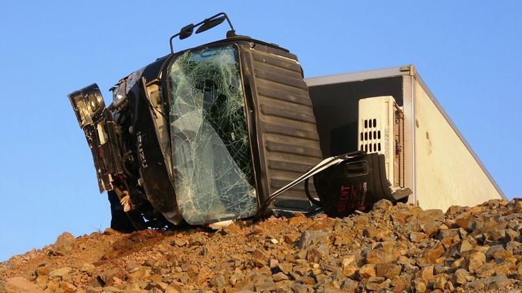 Bariyerlere çarparak devrilen kamyonetin sürücüsü öldü