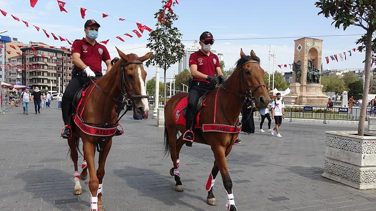 Taksim'de atlı polislerden koronavirüs denetimi