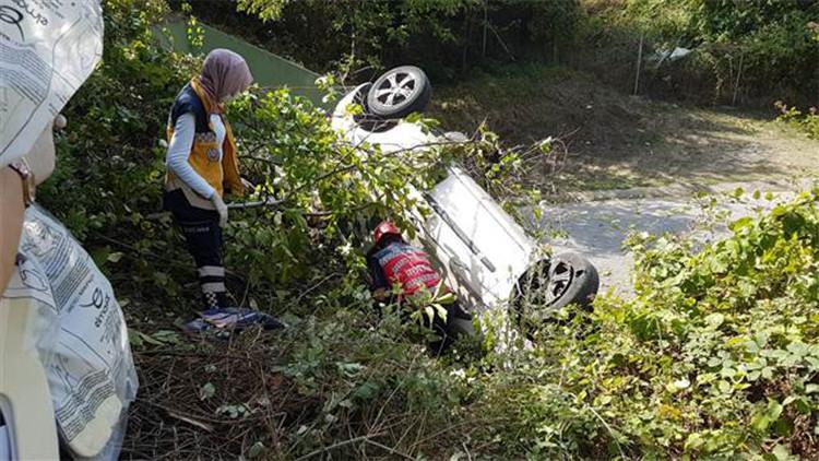 Şarampole uçan araç, ağaçlar sayesinde alt yola düşmekten kurtuldu: 1 yaralı