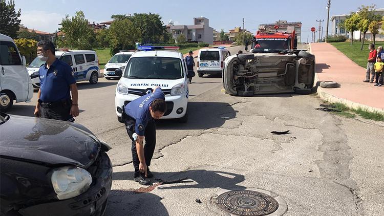 Kavşağa dikkatsiz giren sürücüler çarpıştı