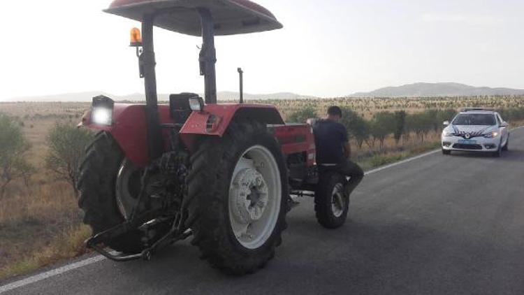 Karantinayı ihlal edip traktörle seyahat ederken yakalandı