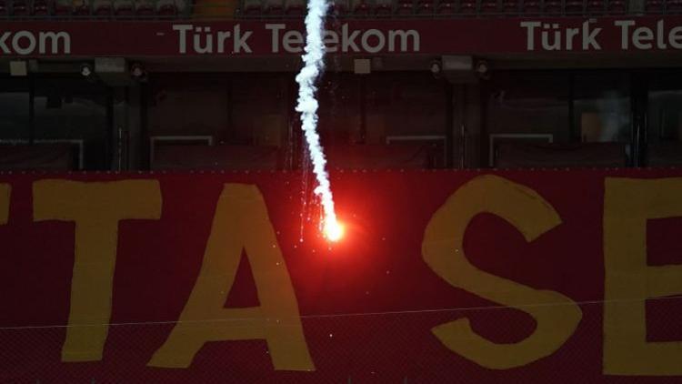 Son dakika haberi | Türk Telekom'da seyircisiz oynanan derbide sahaya meşale atıldı