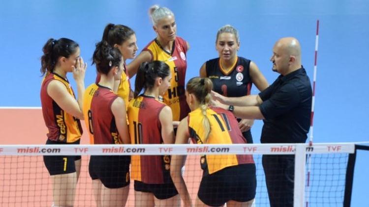 Galatasaray kafilesini karşılayan taraftarlar, sosyal mesafeyi unuttu