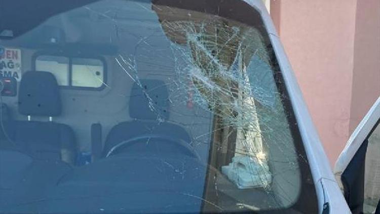 Taş ve sopalarla ambulansa saldırdılar