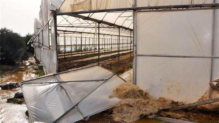 Borudan taşan sular seraya ve bahçeye doldu