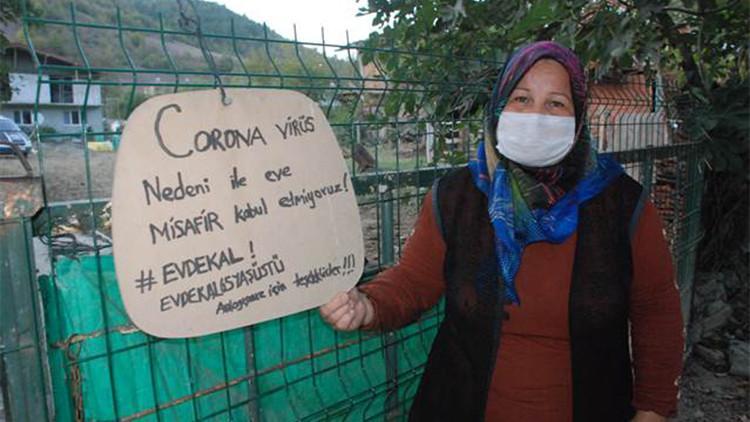 Hastaneden çıkan kızını korumak için kapıya, ’Misafir kabul etmiyoruz’ yazısı astı