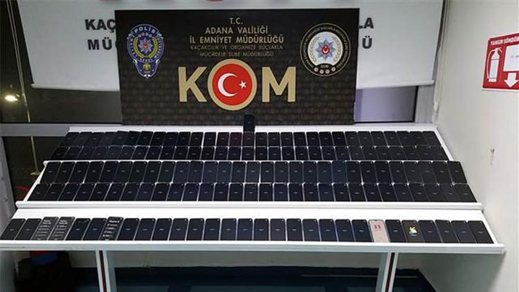 Otomobilin zulasından 146 kaçak cep telefonu çıktı