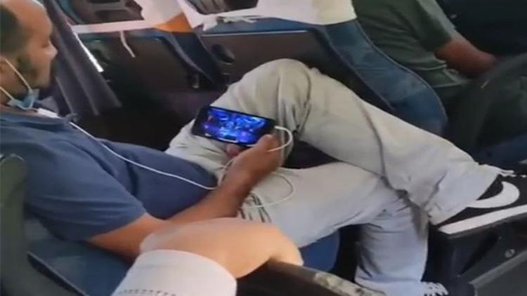 Yolcu minibüsünde maskesini düzgün takmayan yolcunun pes dedirten görüntüleri
