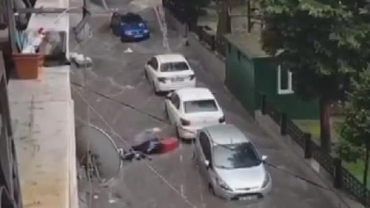 Bayrampaşa'da sel sularına kapılan motosiklet böyle sürüklendi