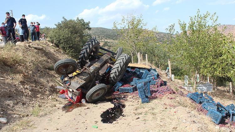 Freni tutmayan üzüm yüklü traktör uçuruma düştü: 2 yaralı