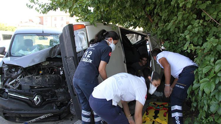 Kazada yaralanan sürücü sıkıştığı yerden camdan çıkarıldı