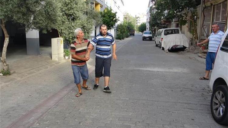 Engelli oğlunu mutlu etmek için 25 yıldır her akşam birlikte yürüyor