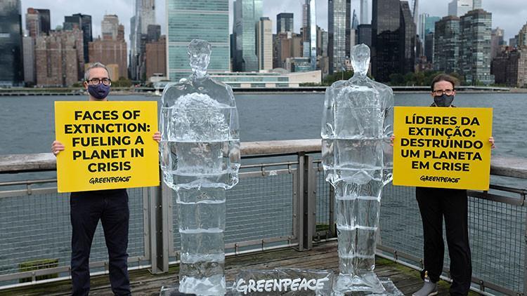 Green Peace'ten Trump ile Bolsonaro'ya buzdan heykelli eleştiri