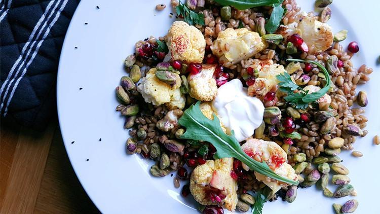 Karnabaharlı Fıstıklı Firik Salata
