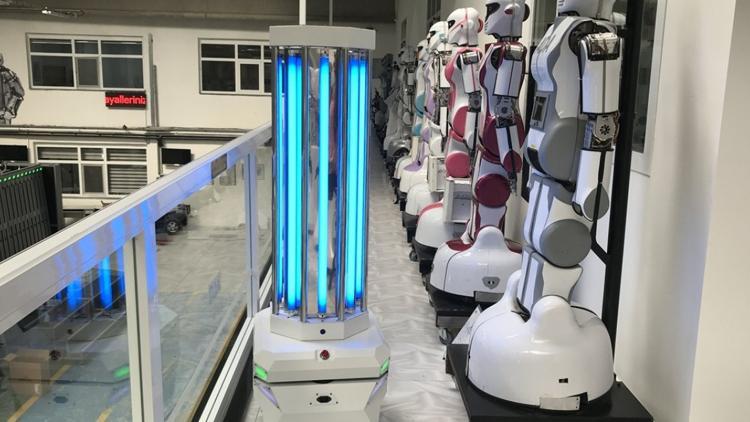 "Başlat" komutunu alan yerli robot her yeri sterilize ediyor
