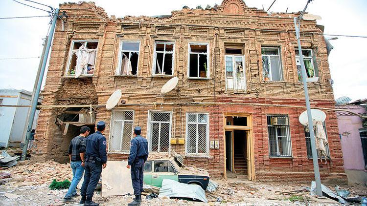 Ermenistan'dan sivillere alçak saldırı! Önünden geçtiğimiz evlere füzeler düştü