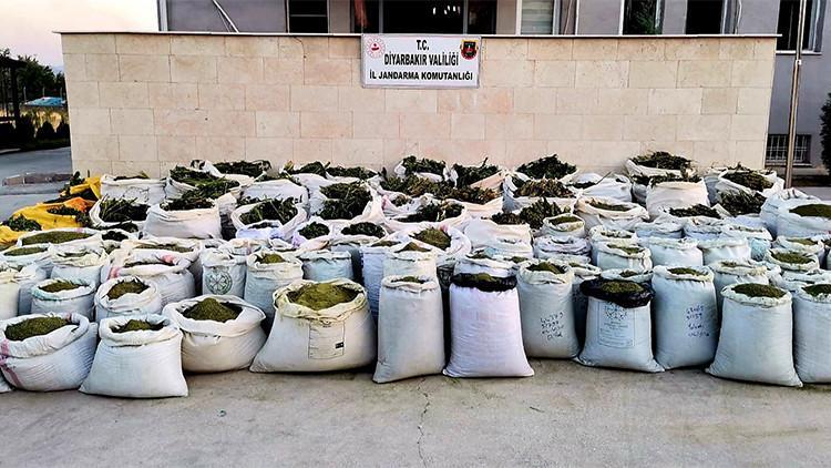 Diyarbakır’da 2 ton 628 kilo esrar ile 826 bin kök kenevir ele geçirildi