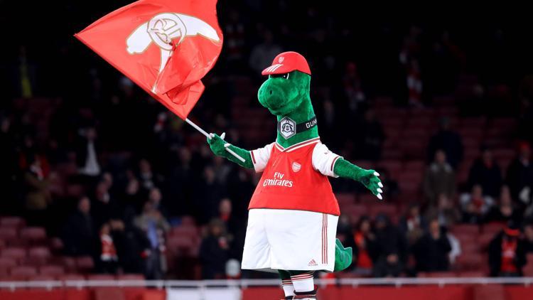 Arsenal'de Mesut Özil'den dinazor maskot Gunnersaurus'a destek