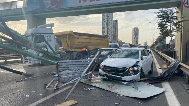 Son dakika haberler... Kartal D-100'de vinç üstgeçitteki reklam panosunu devirdi