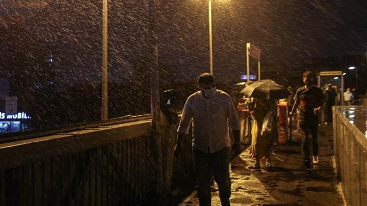 İstanbul'da sağanak yağış etkisini gösteriyor! Valilikten son dakika uyarısı