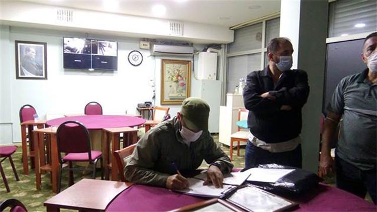 Avcılar'da kahvehanelerde oyun oynayan 24 kişiye 3 bin 180er TL ceza