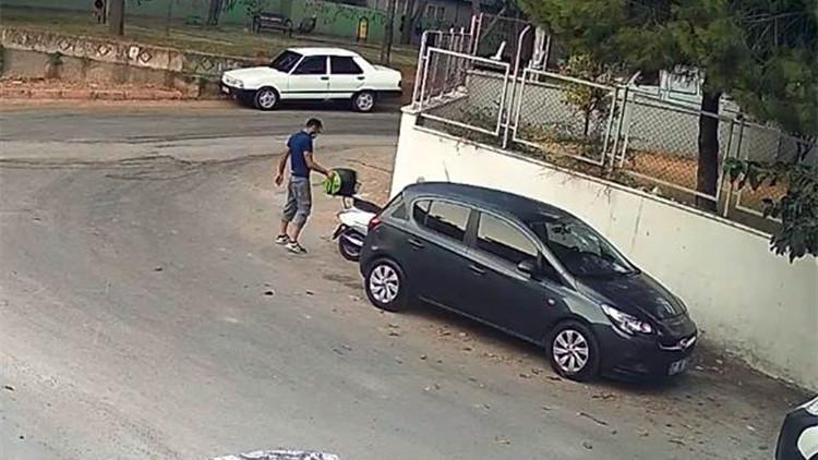 Çalmaya kalktığı motosikletteki parmak izini silerken görüntülendi, sözleri şaşırttı