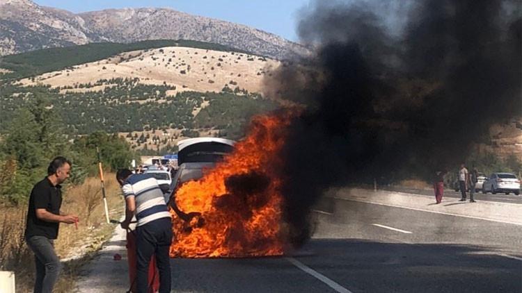 Son dakika haberler... Sıfır diye aldıkları araç ikaz bile vermeden alev alev yandı!