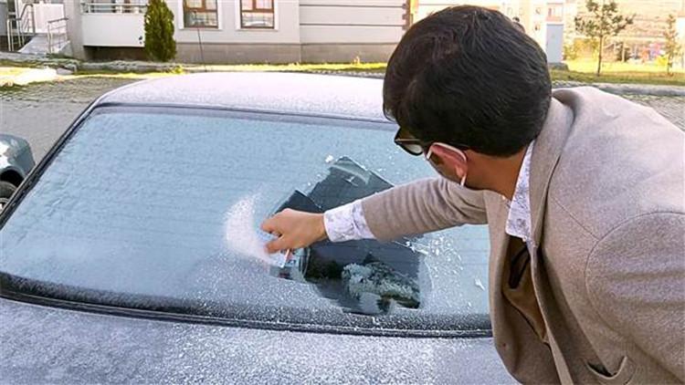Ardahan'da otomobillerin camları buz tuttu