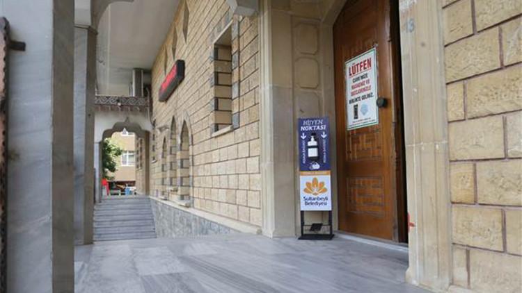 Sultanbeyli’de cami girişlerine el dezenfektan üniteleri yerleştirildi