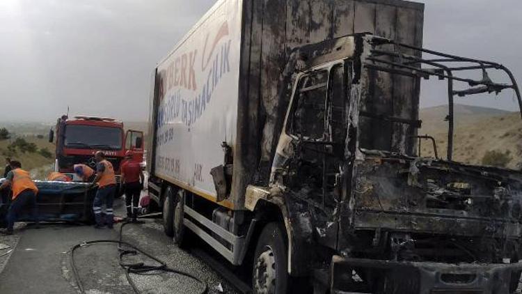 Kırıkkale'de eşya yüklü kamyon çıkan yangında kullanılmaz hale geldi