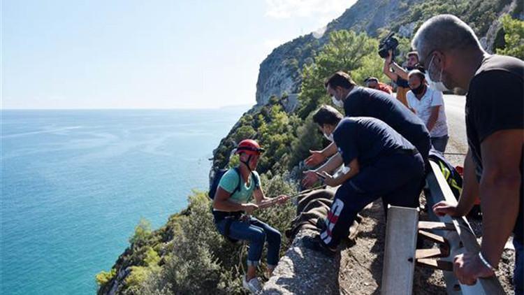 Denize inmek isterken kayalıklarda mahsur kalan Ukraynalı turist 6 saatte kurtarıldı
