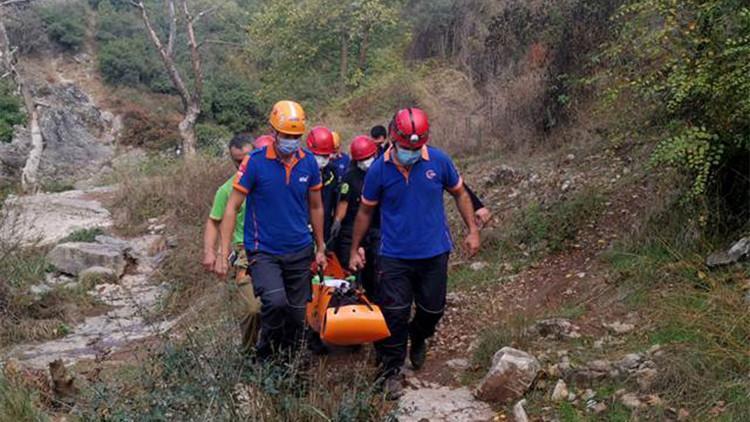 Kocaeli'de kayalıklardan düşen dağcı kurtarıldı