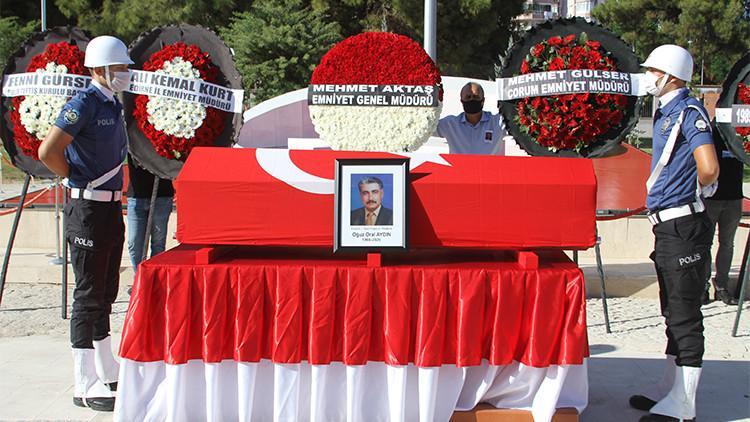 Otobüste kalp krizi geçiren emekli Emniyet Müdürü'nün naaşını eşi ve oğlu taşıdı