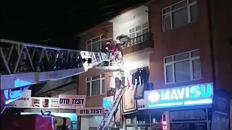 Yangında mahsur kalanları itfaiye kurtardı
