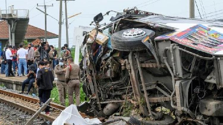 Tayland’da yolcu otobüsüyle tren çarpıştı: 17 ölü, en az 30 yaralı