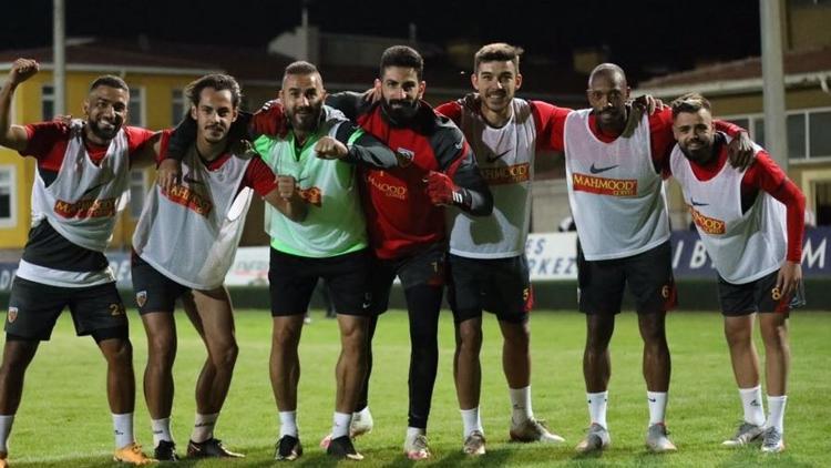 Kayserispor idmanında Manuel Fernandes örümcek ağlarını aldı