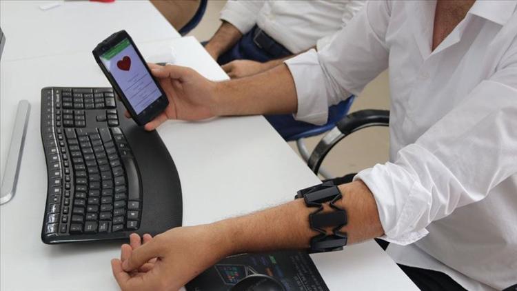Epilepsi hastalarını nöbet öncesi uyaran akıllı bileklik geliştirdi