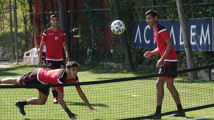 Gençlerbirliği'nde neşeli antrenman! Ayak tenisi...