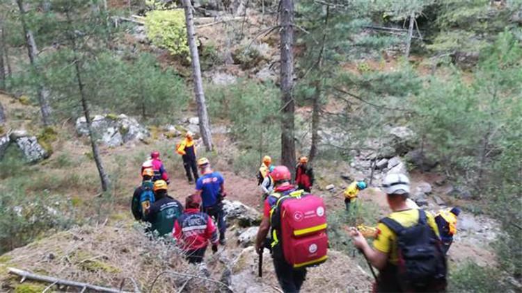 Dağda mahsur kalan 2 kişi, 12 saatte ulaşılarak kurtarıldı