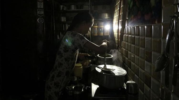 Mumbai'de elektrik kesintisinden milyonlarca kişi etkilendi